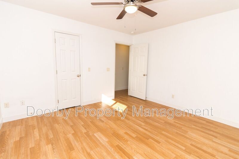 Building Photo - 3860 Youngstown Rd