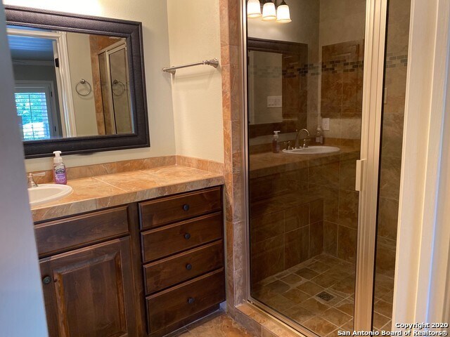 Building Photo - 531 Woodlake Dr