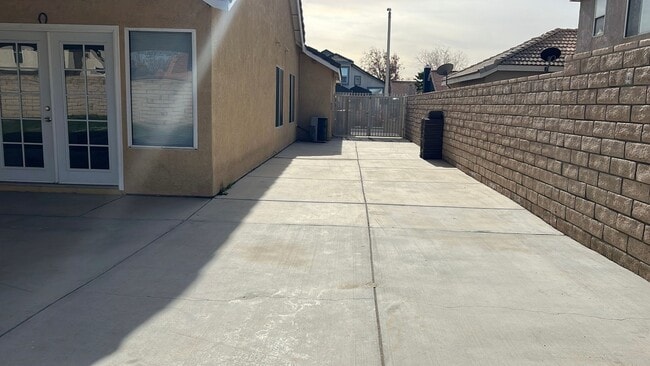 Building Photo - (APPLICATION PENDING) East Lancaster Home