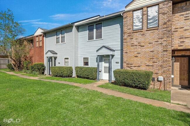 Building Photo - 2 Bedroom 2.5 Bath 2 Car Carport - town house