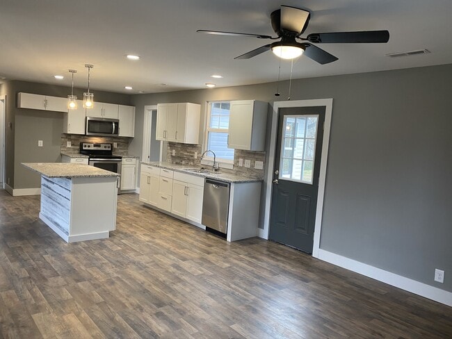 Building Photo - 234 Santa Monica Blvd