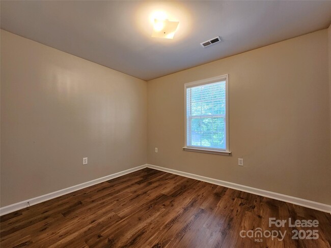 Building Photo - 1247 Forest Park Dr