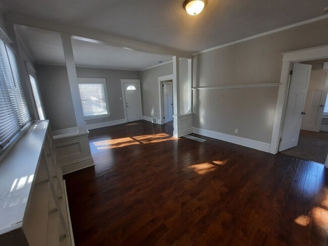 Building Photo - Home near Drake University, pet friendly!