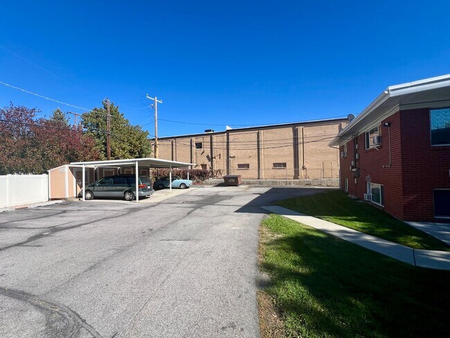 Building Photo - 1/2 off first month's rent on Remodeled unit in Millcreek