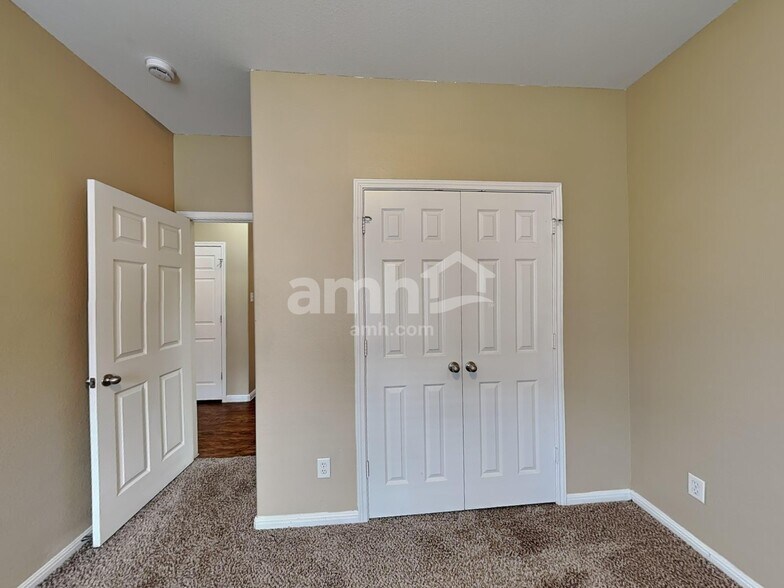 Building Photo - 18505 Sandy Bottom Dr