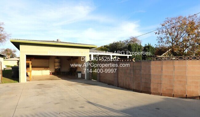 Building Photo - Newly renovated 3 bedroom / 2 bathroom hou...