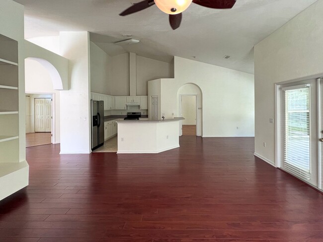 Building Photo - 3BR/2BA Pet Friendly Home in Sorrento! Ava...