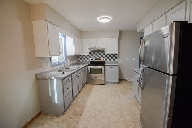 Building Photo - 3bed 2bath Available For Rent in Easy Access Area!