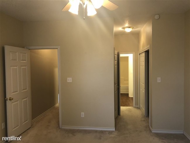 Building Photo - 1 br, 1.5 bath Condo - Oaks of Villa Maria...