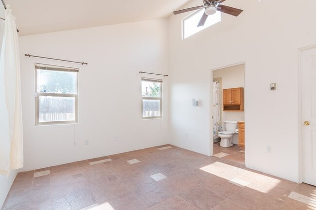 Building Photo - Cute Single Family Home Available now!