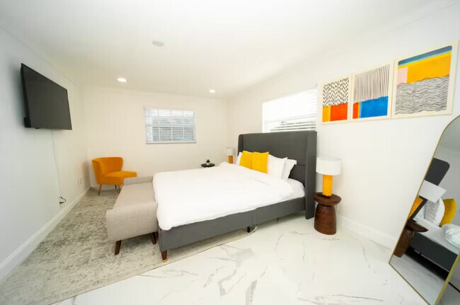 Building Photo - 651 NW 42nd Ave