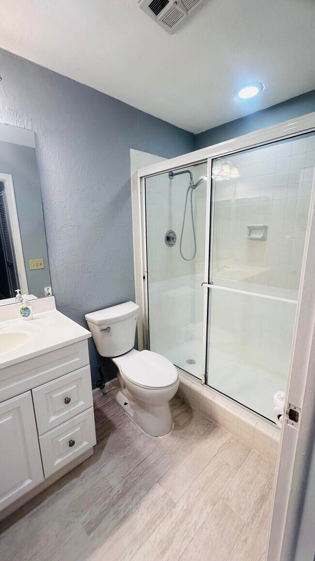 Building Photo - 423 Pine Tree Ct