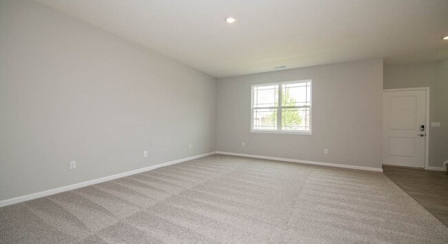 Building Photo - 4 Bed 2.5 Bath