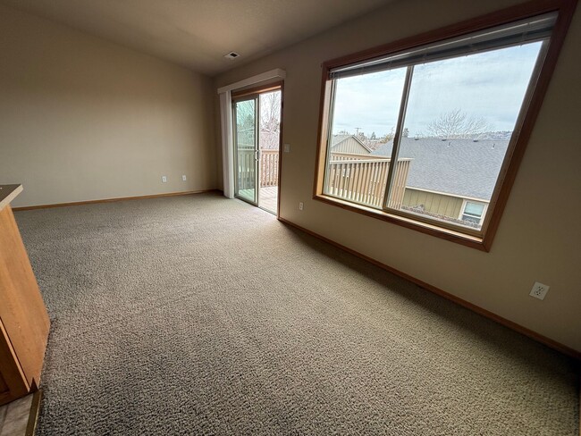 Building Photo - 3 Bed/2.5 Bath Townhome in NE Bend - Mountain Views!