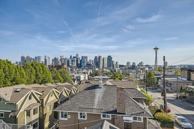Building Photo - Modern stylings and cutting-edge convenien...