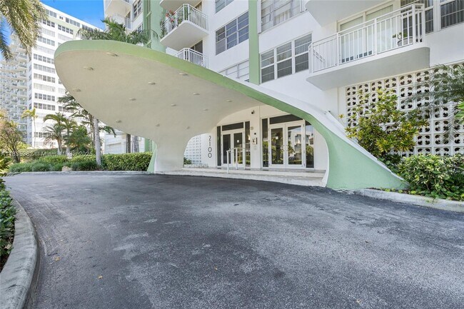 Building Photo - 2100 Sans Souci Blvd