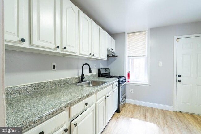 Building Photo - 1826 McClellan St