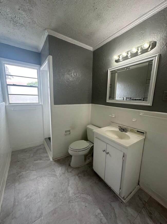 Building Photo - Gorgeous 3 bedroom Home In