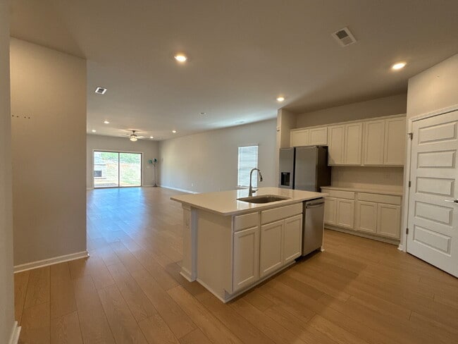 Building Photo - 280 Shangrila Wy