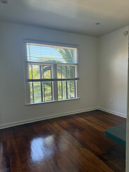 Building Photo - 1114 N Poinsettia Pl