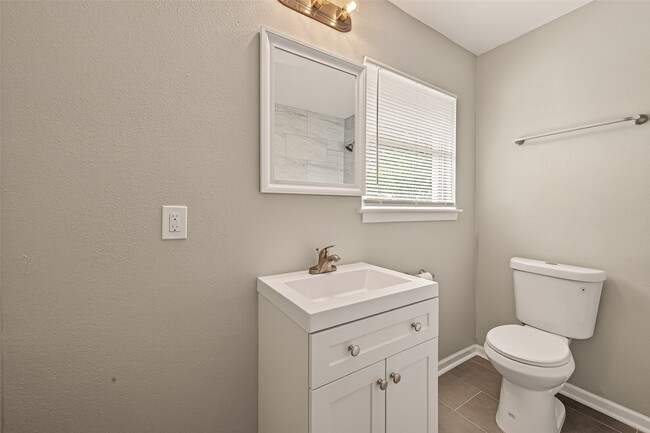 Building Photo - 226 W 4th St