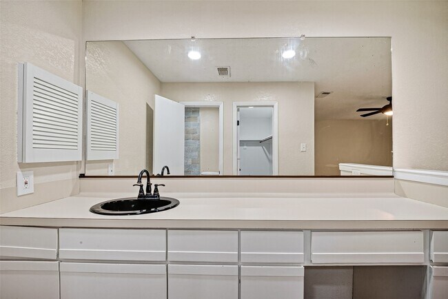 Building Photo - 711 Leicester Ln