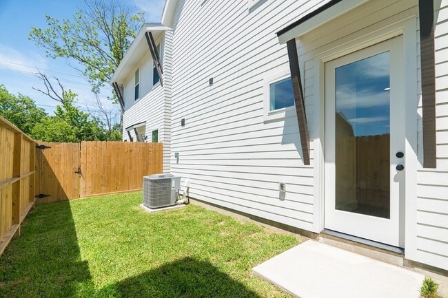 Building Photo - 7605 Victory Dr