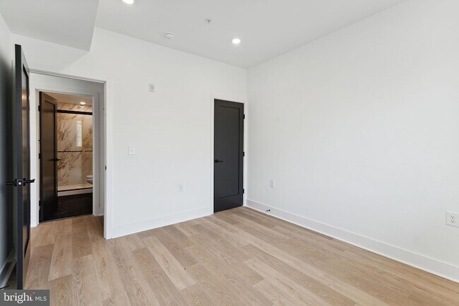 Building Photo - 1419 W Grange Ave