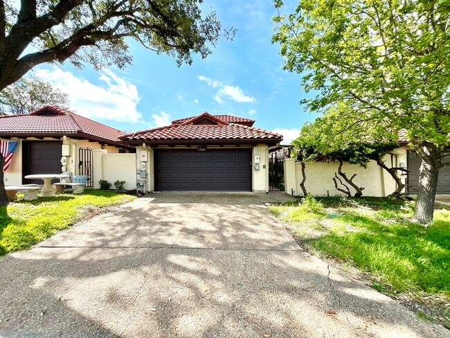 Building Photo - *MOVE IN SPECIAL* 2 Bedroom Garden Style Villa Home In A Prime Location – Near Shopping & Dining!