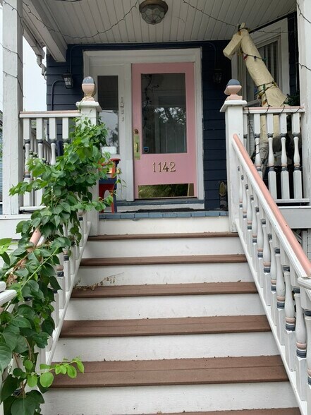 Building Photo - 1142 W Wolfram St