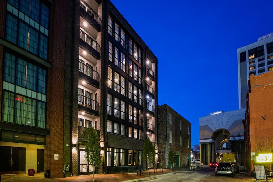 Building Photo - 611 Commerce St