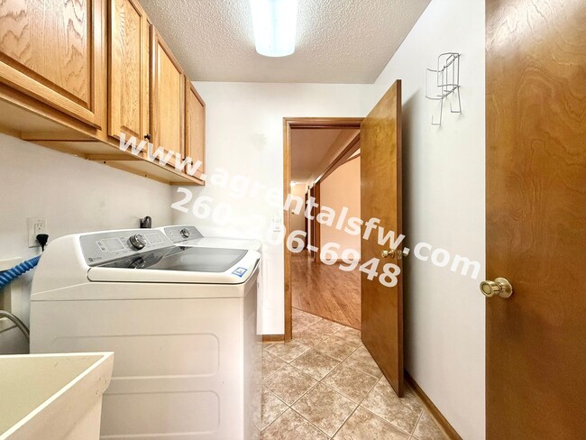 Building Photo - 3 Bedroom House