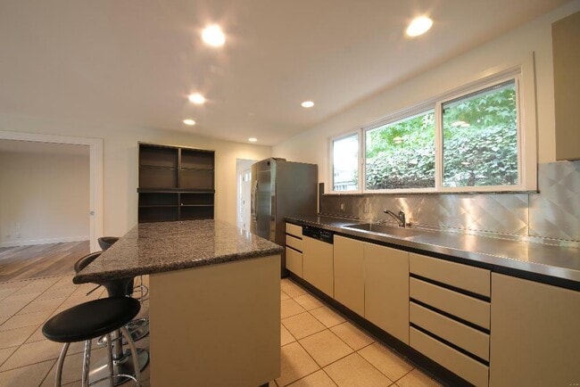 Building Photo - 122 Baltimore Ave