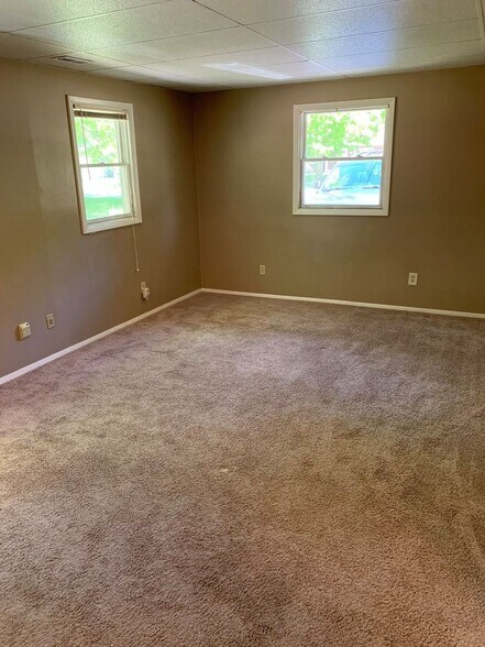 Building Photo - 1361 Finch Ln