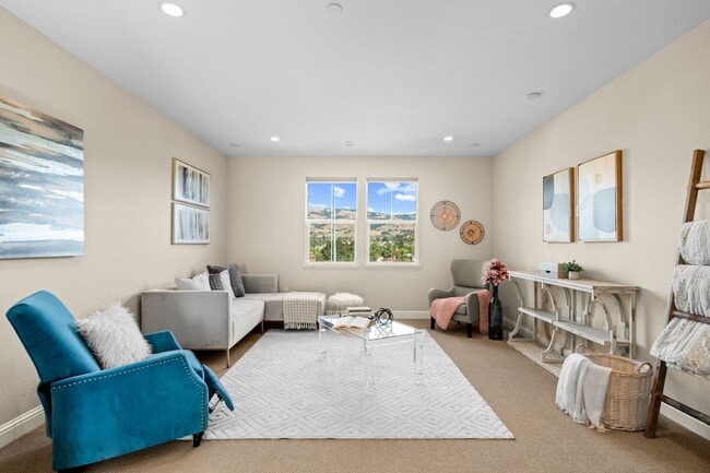 Building Photo - HILLTOP CORNER HOME WITH GORGEOUS VIEWS
