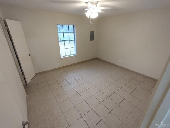 Building Photo - 15 Tulip Ave