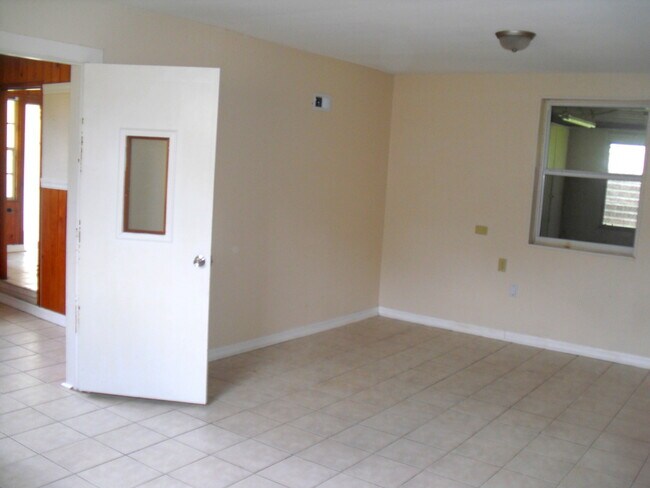 Building Photo - HUGE Lakeland 3BR/1BA w/Carport in Nice Re...