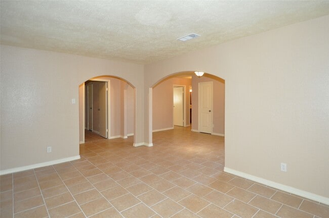 Building Photo - 4710 Pine St