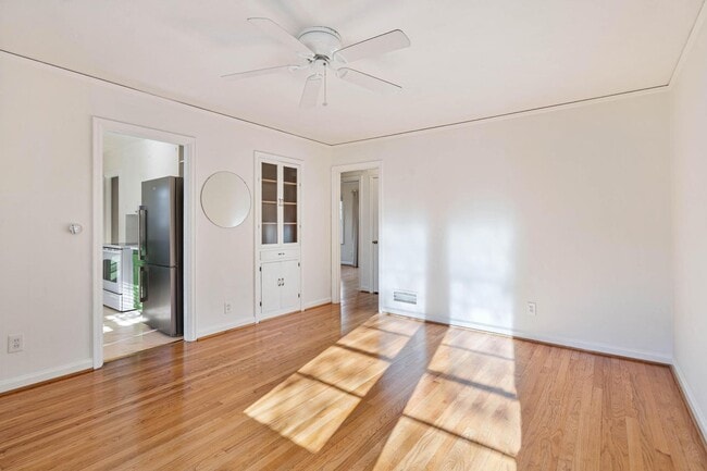 Building Photo - Adorable 2-bdrm/1-bath mid-century modern. Private backyard, sauna, washer/dryer, & more!