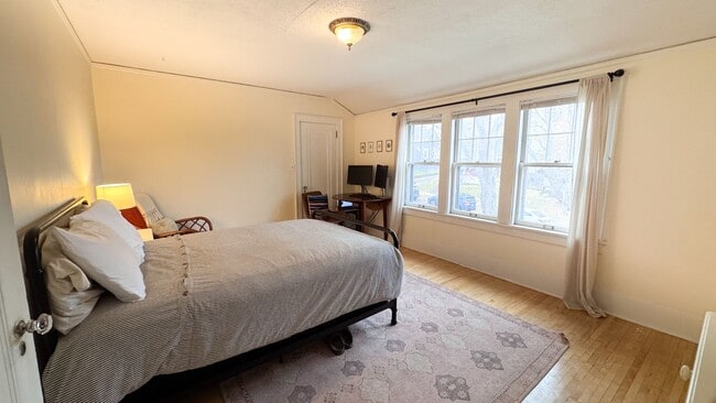 Building Photo - 505 N 16th Ave E