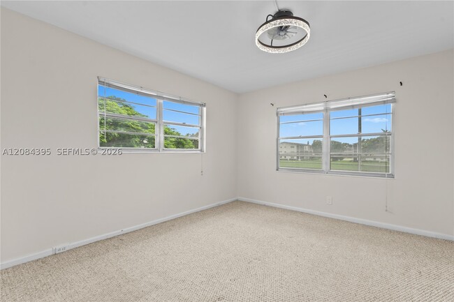 Building Photo - 523 Fanshaw N