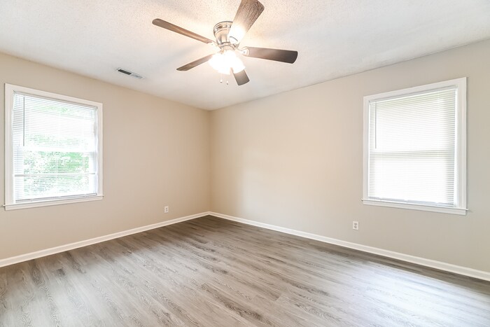 Building Photo - 213 Water Oak Dr