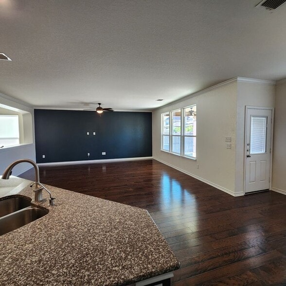 Building Photo - 330 Anchor