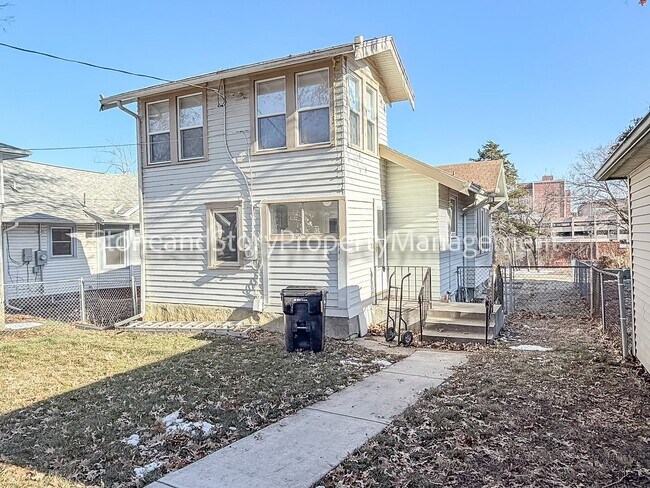 Building Photo - 2 bedroom 1 bath near the hospitals