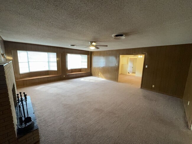 Building Photo - 208 Oak St