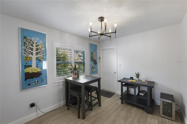 Building Photo - 702 Gray St S