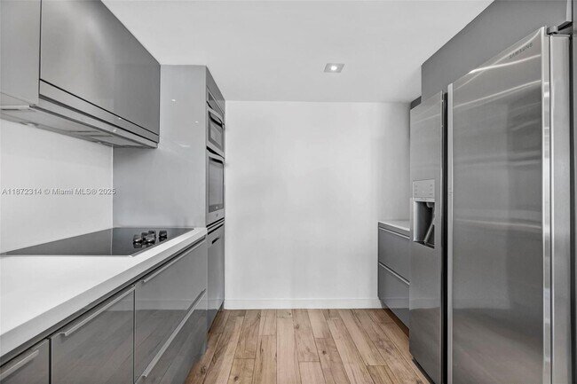Building Photo - 2625 Collins Ave
