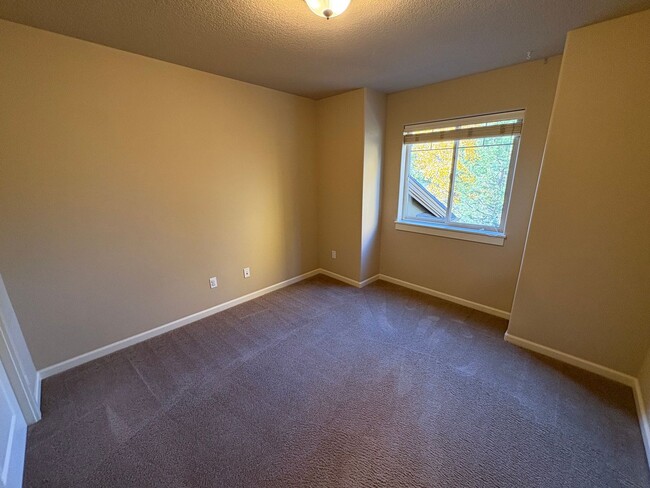 Building Photo - Beautiful 3 Bed/2.5 Bath Townhome in SE Be...