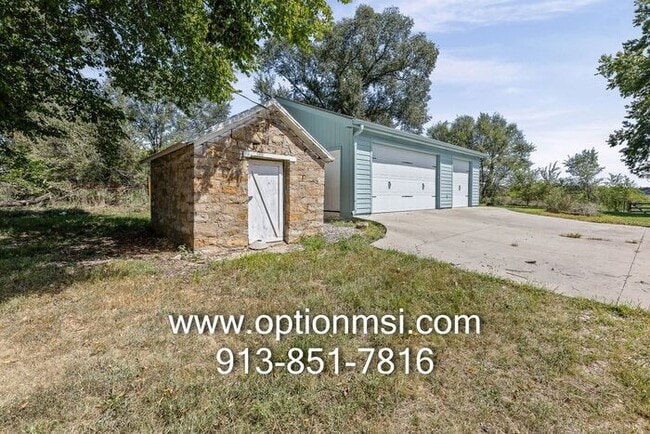 Building Photo - 15 Minutes out side Lawrence - MOVE IN READY!