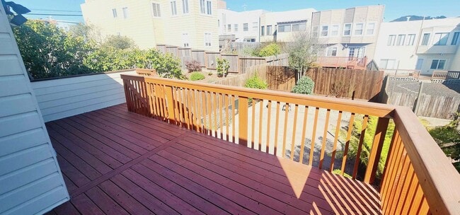 Building Photo - SPACIOUS PARKSIDE SINGLE-FAMILY HOME WITH ENCLOSED PATIO — AVAILABLE NOW!